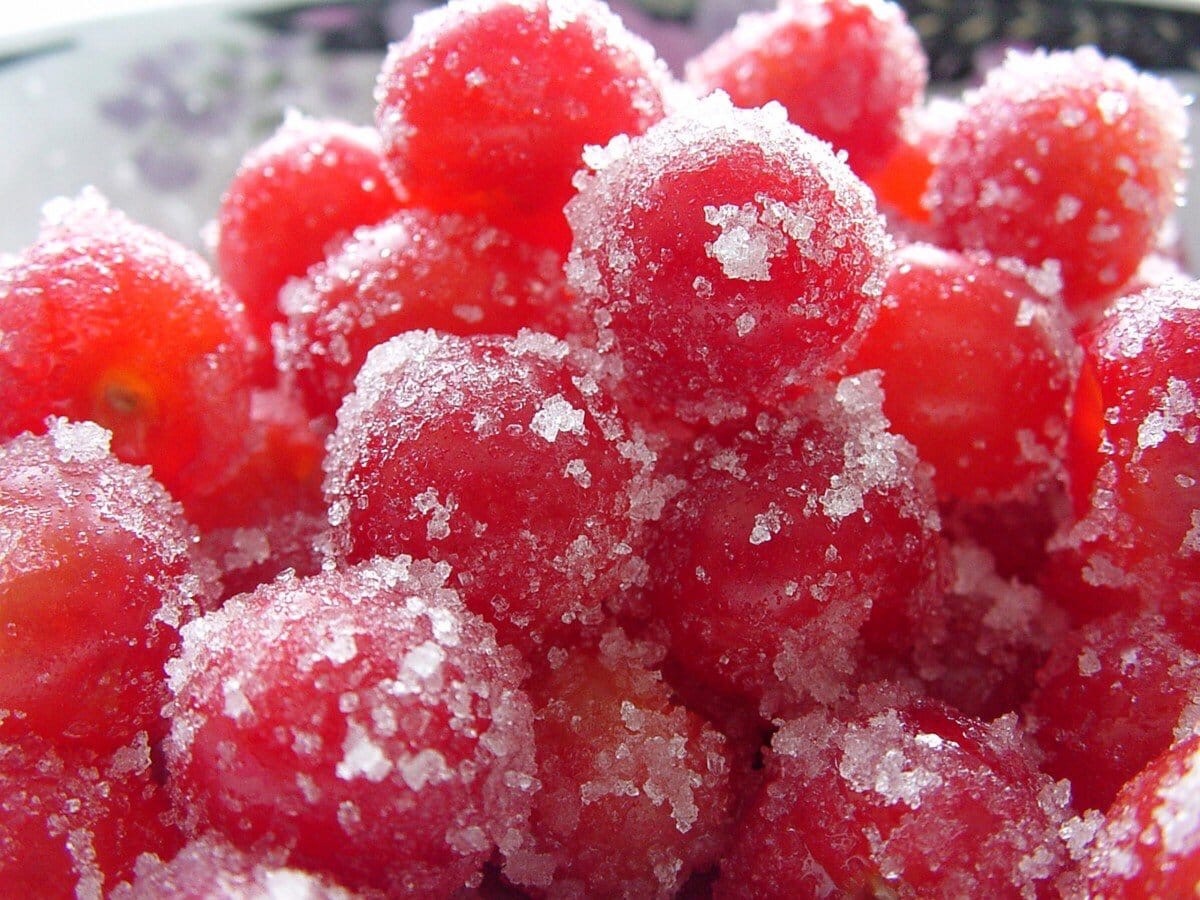 How to freeze red currants with and without sugar