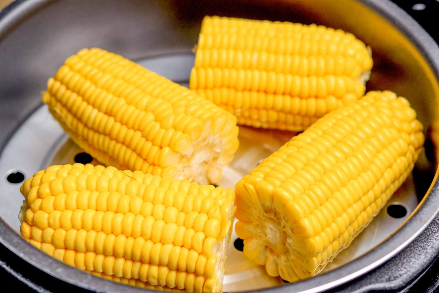 How to cook corn in a slow cooker